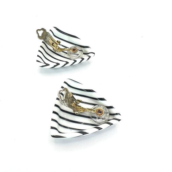 Vintage Domed Triangle Clip On Earrings Black White Striped Acrylic 80s - Picture 4 of 5